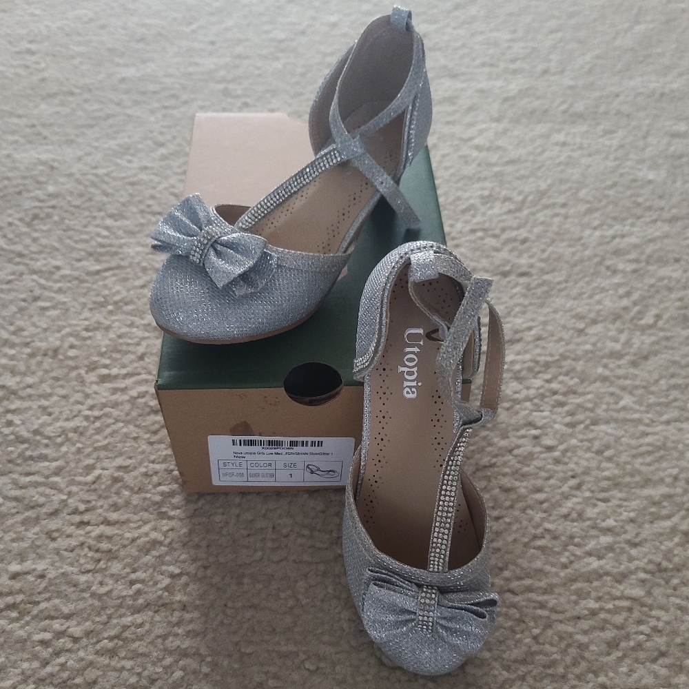 Silver Girls Heeled Dress Shoes size 1 (little kid)